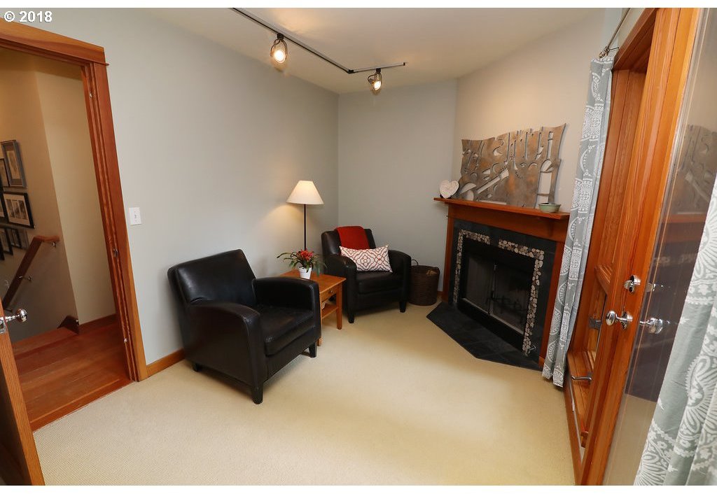 3810 Southwest Comus Street Portland, OR 97219 - Photo 16 of 31 Gallery Image 16