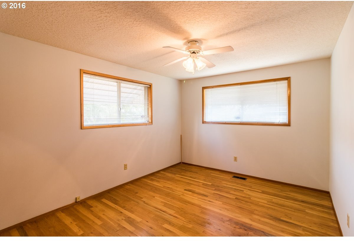 1995 Thompson Road Woodburn, OR 97071 - Photo 7 of 12 Gallery Image 7