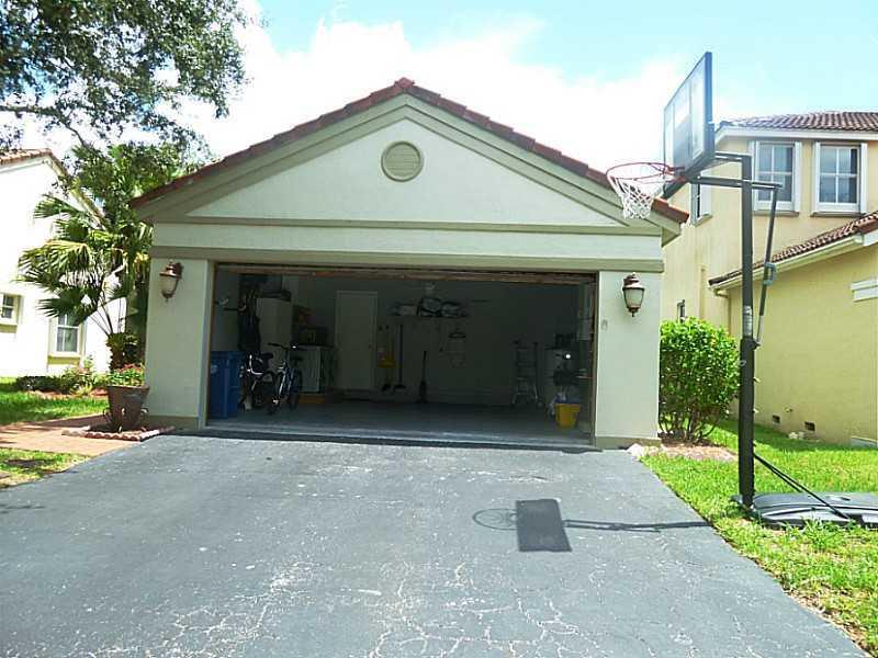 760 Falling Water Road Weston, FL 33326 - Photo 5 of 35