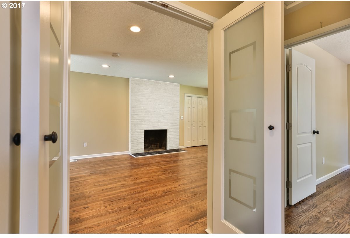 9804 Southeast Reedway Street Portland, OR 97266 - Photo 8 of 32 Gallery Image 8