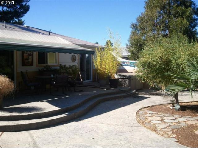 425 Pear Street Merlin, OR 97532 - Photo 2 of 9