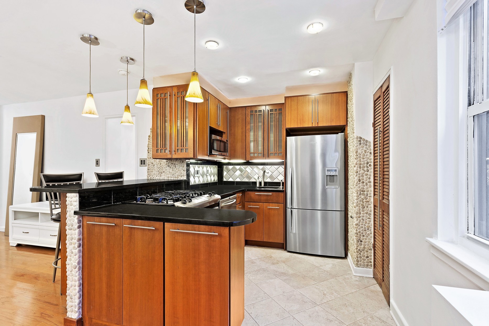 233 East 69th Street, Unit 2O Manhattan, NY 10021 - Photo 3 of 5