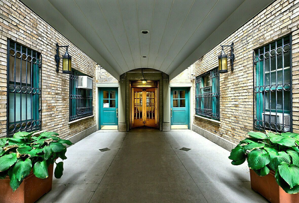 The Whitby 325 W 45th St, Manhattan, NY 10036 - Photo 2 of 5