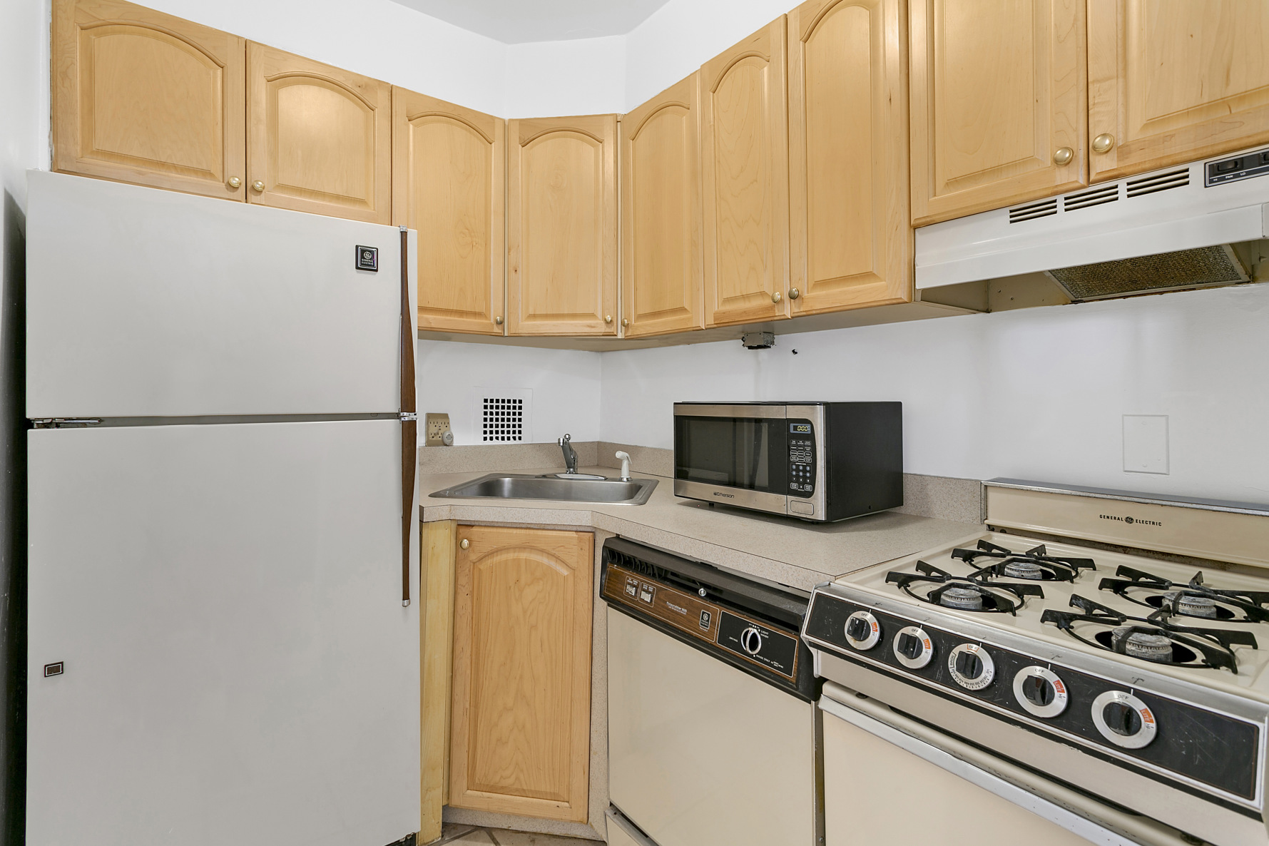 200 East 58th Street, Unit 16D Manhattan, NY 10022 - Photo 3 of 6