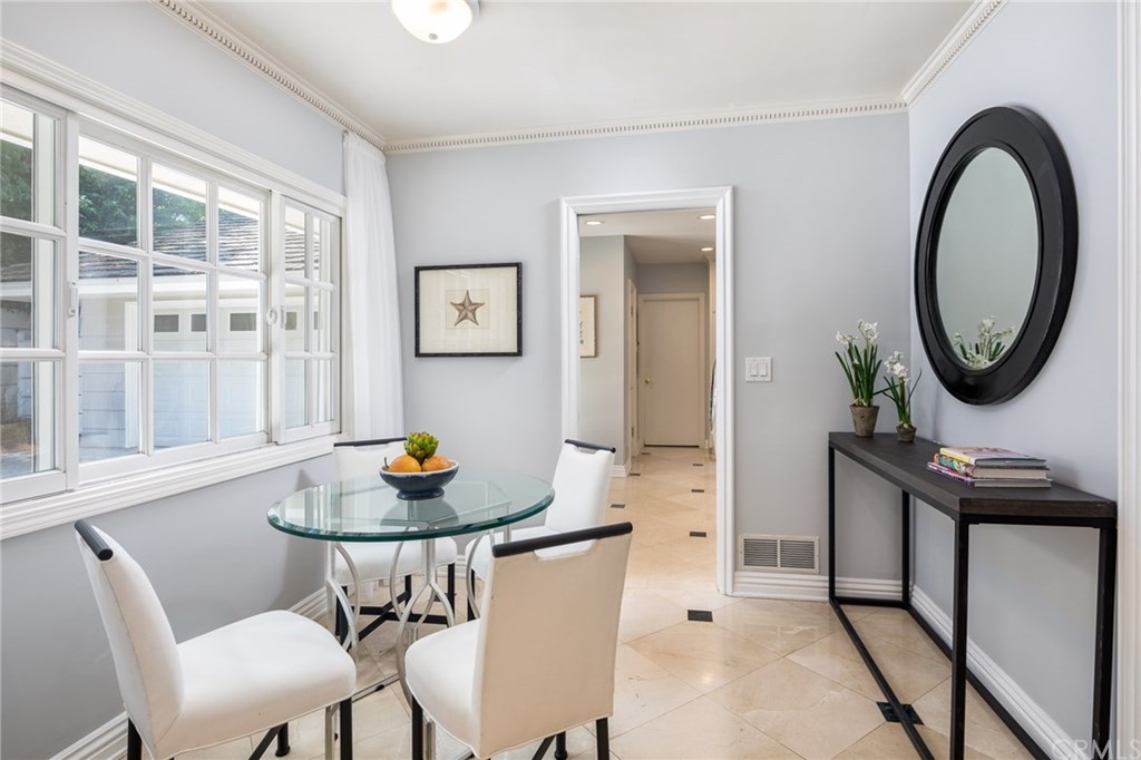 1437 La Perla Avenue Long Beach, CA 90815 - Photo 12 of 43 Perfect breakfast nook...