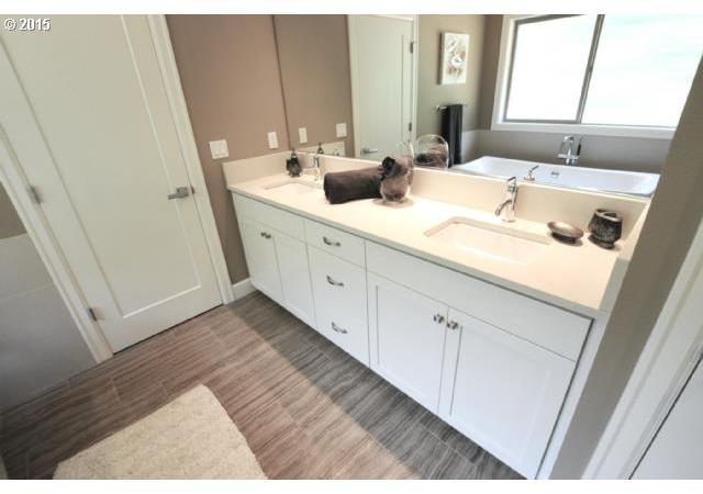 10068 Southwest 8th Place Portland, OR 97219 - Photo 5 of 15 Gallery Image 5