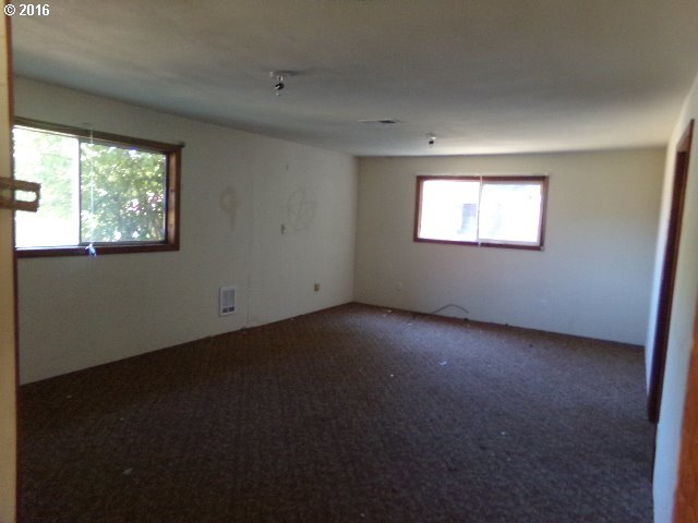 7021 Nonpareil Road Sutherlin, OR 97479 - Photo 9 of 12