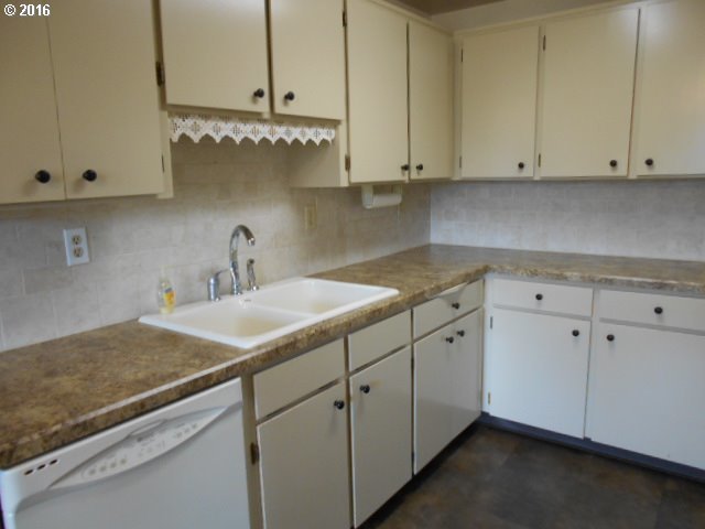 1531 Rainier Road Woodburn, OR 97071 - Photo 8 of 20 Gallery Image 8