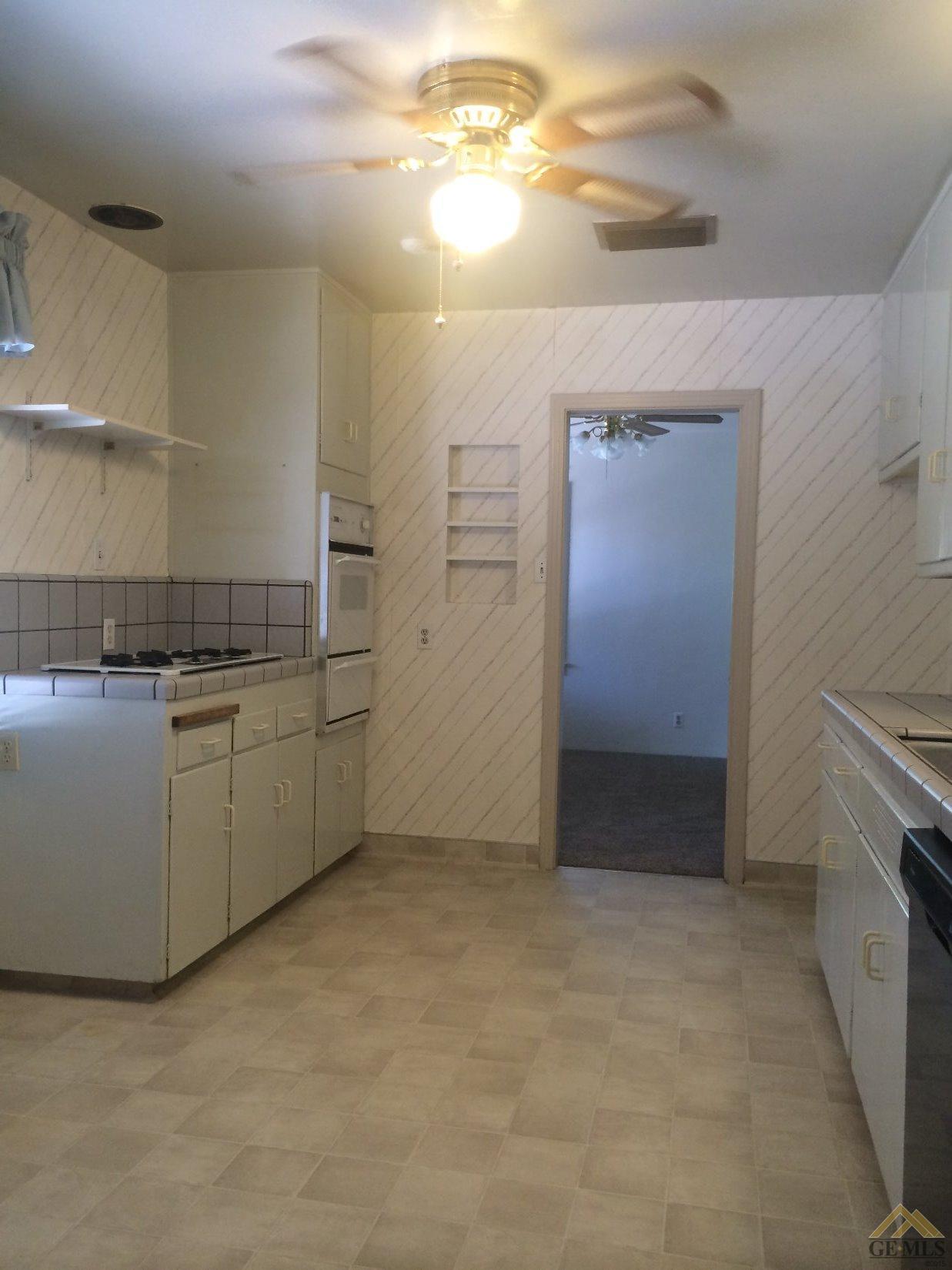 1733 Locust Ravine Bakersfield, CA 93306 - Photo 21 of 33 Gallery Image 21