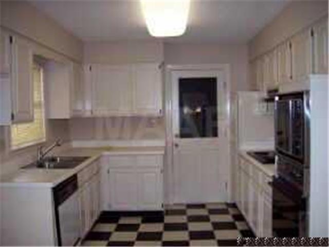 175 Ericson Road Memphis, TN 38018 - Photo 4 of 9 Kitchen offers cooktop, stove, microwave and dishwasher!