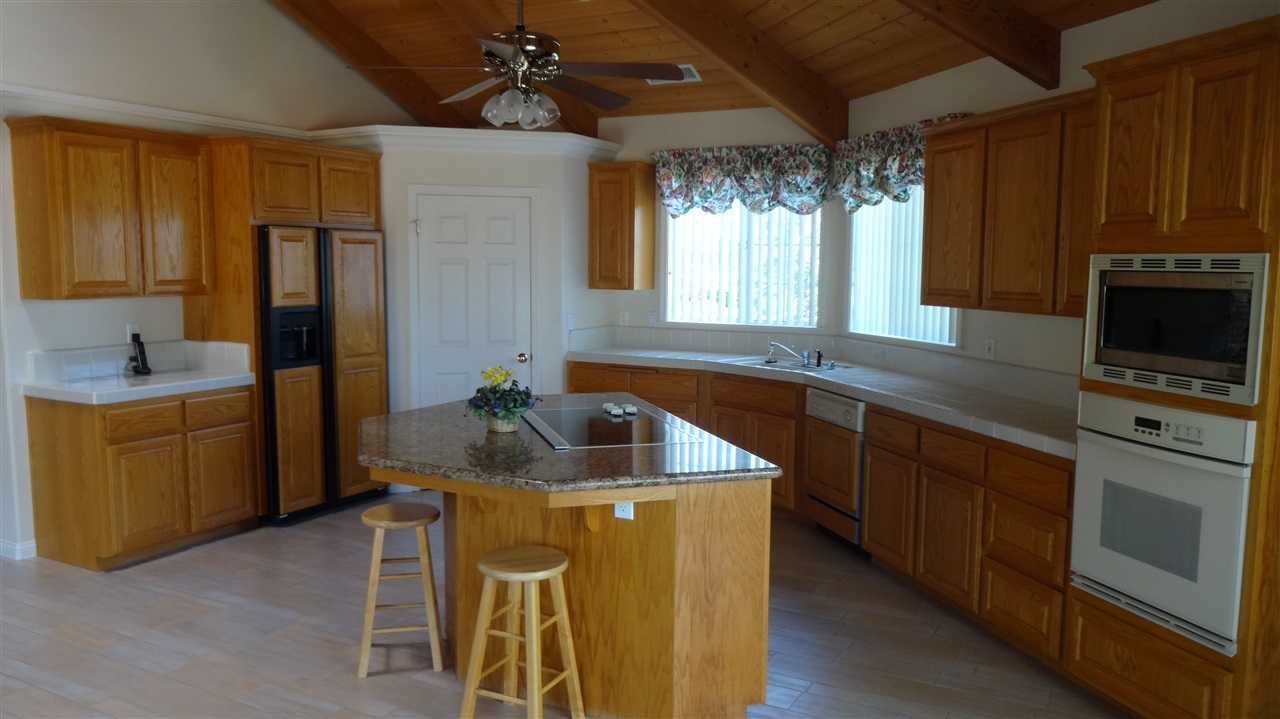 2212 Crest Hill Lane Fallbrook, CA 92028 - Photo 5 of 14