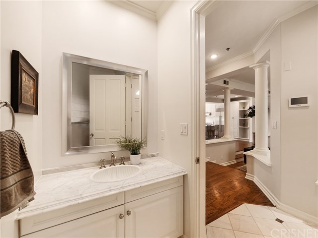 9001 Dayton Way, Unit E Beverly Hills, CA 90211 - Photo 3 of 27 Powder Room