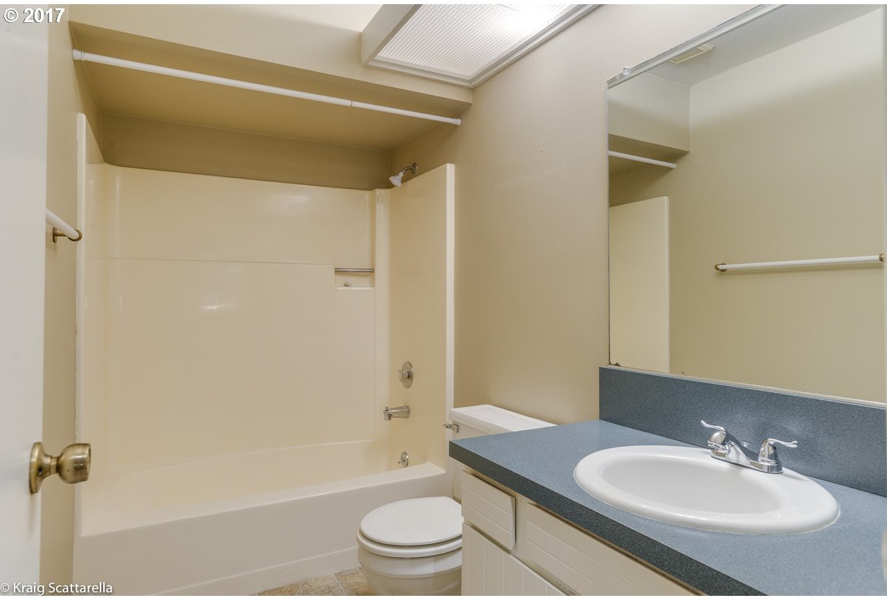 9832 Southwest Quail Post Road Portland, OR 97219 - Photo 10 of 21 Gallery Image 10
