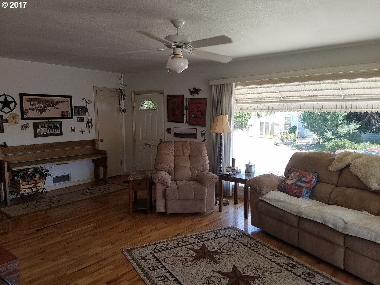 715 Northwest 10th Street Pendleton, OR 97801 - Photo 8 of 24