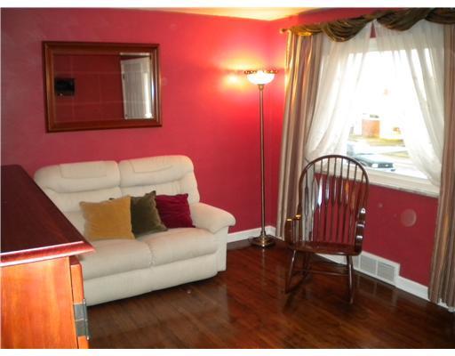 697 Lindsay Road Carnegie, PA 15106 - Photo 2 of 18 Gallery Image 2