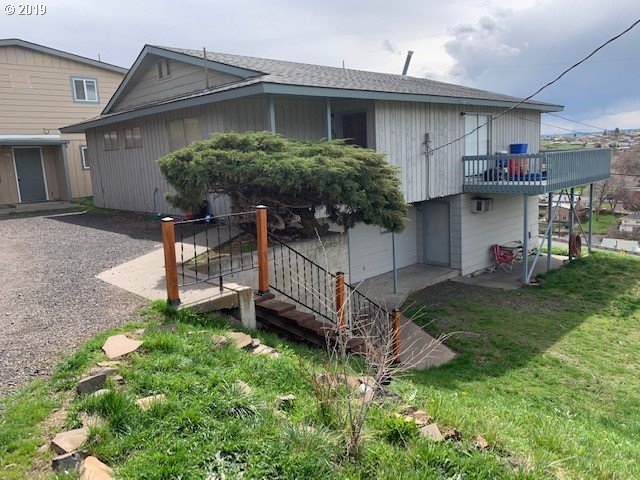 703 Southeast 6th Street Pendleton, OR 97801 - Photo 2 of 10