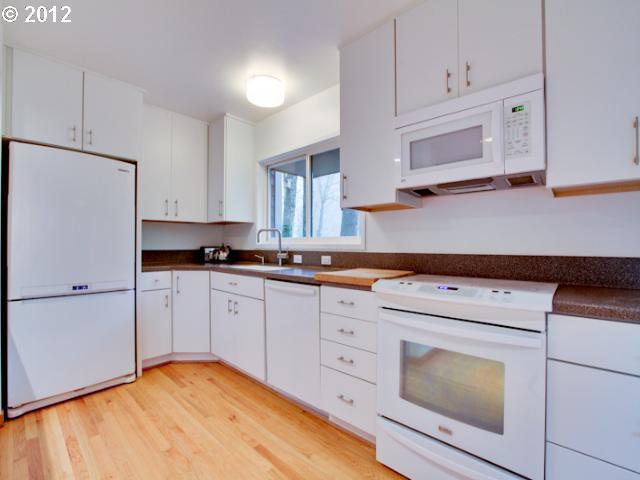 3528 Southwest Beaverton Court Portland, OR 97239 - Photo 9 of 15