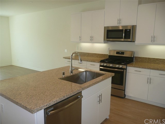 81 Savannah Lake Forest, CA 92630 - Photo 6 of 43