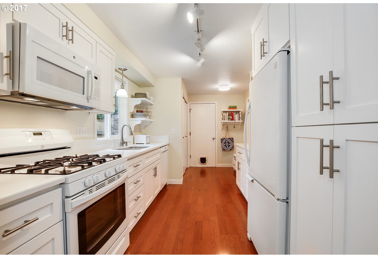 1606 Southwest Carson Street Portland, OR 97219 - Photo 10 of 32 Gallery Image 10