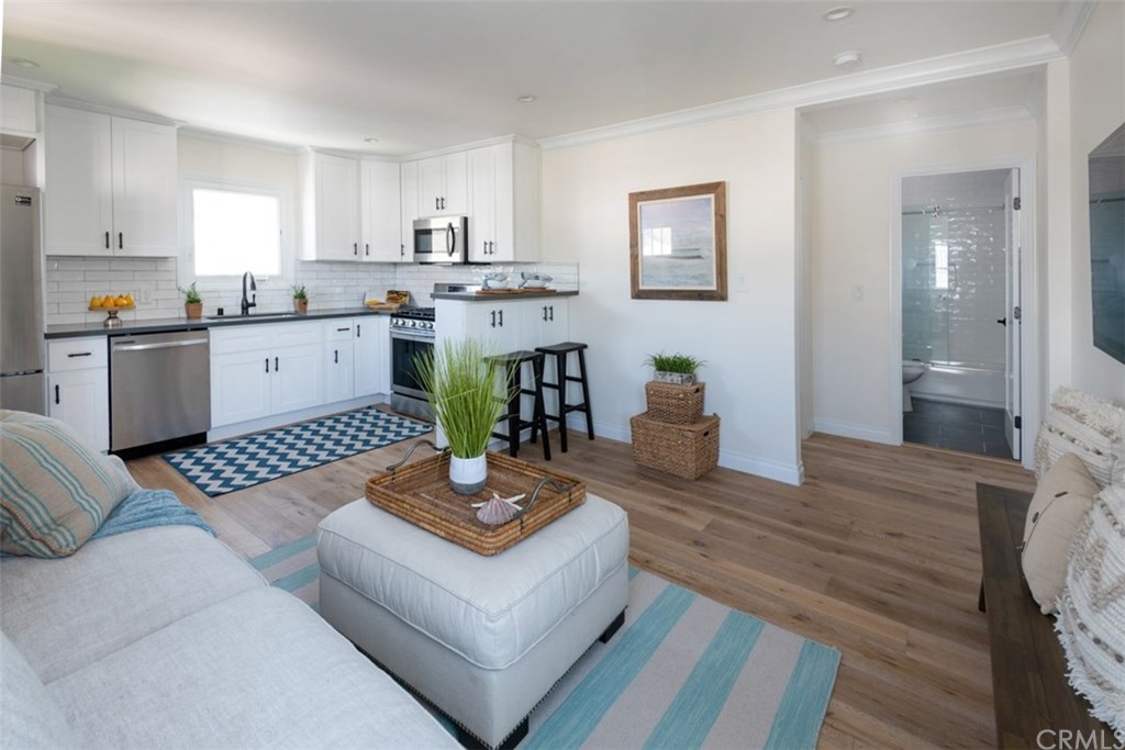 414 West Oak Avenue El Segundo, CA 90245 - Photo 61 of 64 Unit (ADU) Living room