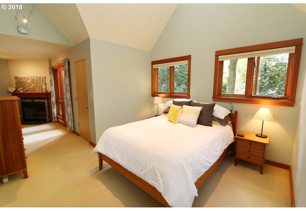 3810 Southwest Comus Street Portland, OR 97219 - Photo 13 of 31 Gallery Image 13