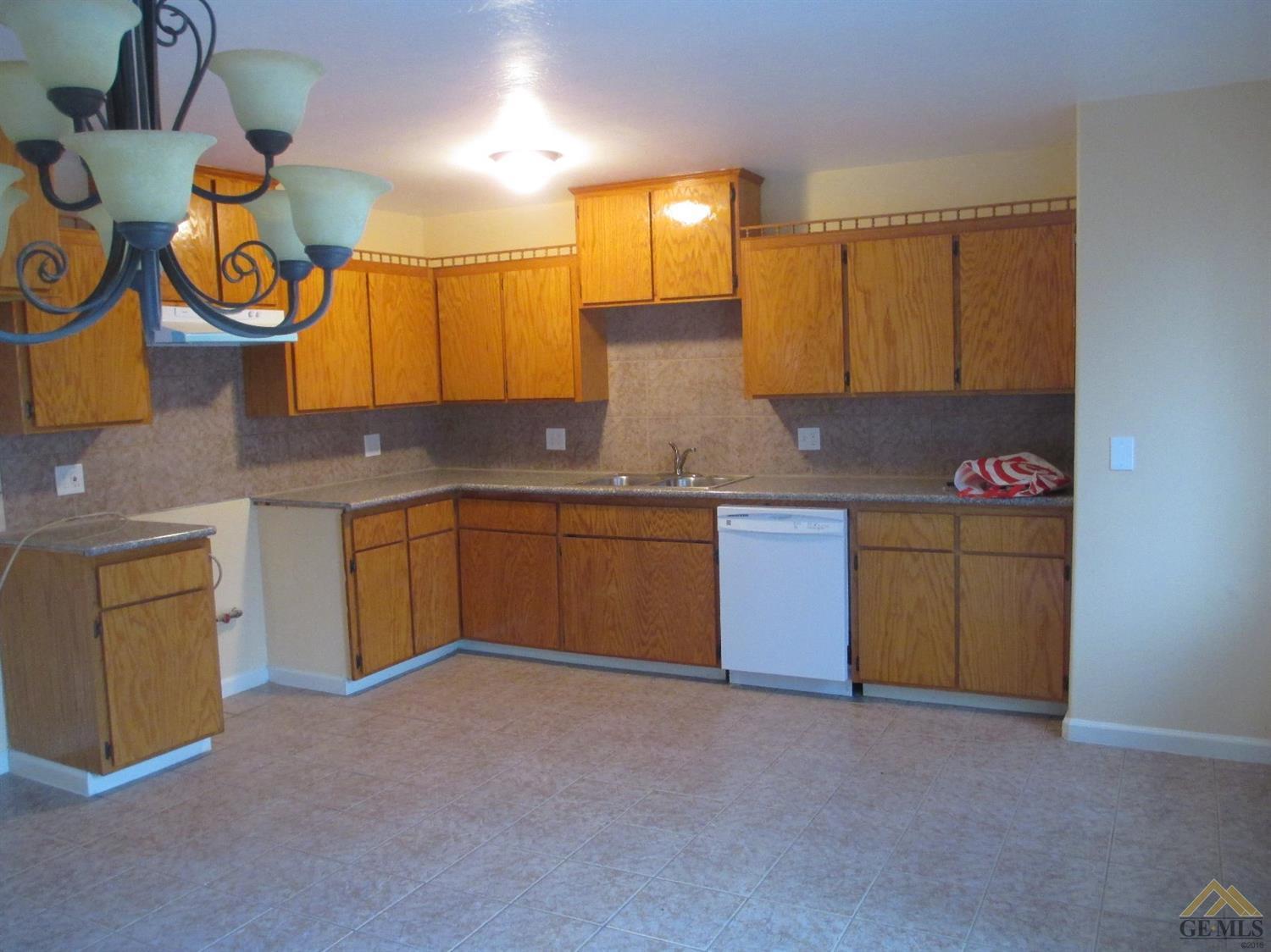916 Lawson Road Bakersfield, CA 93307 - Photo 12 of 28 Gallery Image 12