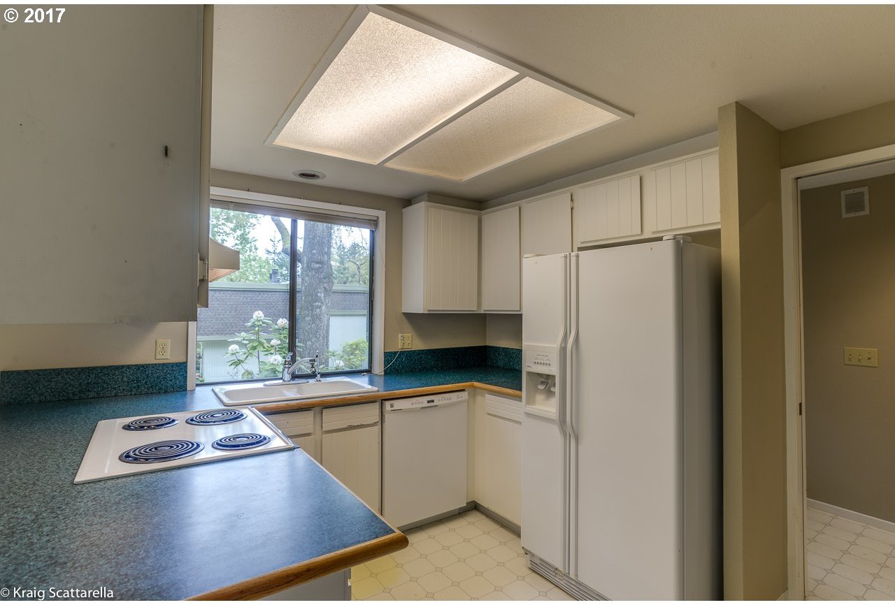 9832 Southwest Quail Post Road Portland, OR 97219 - Photo 7 of 21 Gallery Image 7