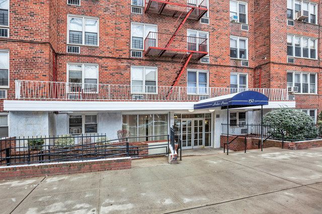 $369,000 | 150 Hawthorne Street, Unit 4A | Prospect Lefferts Gardens