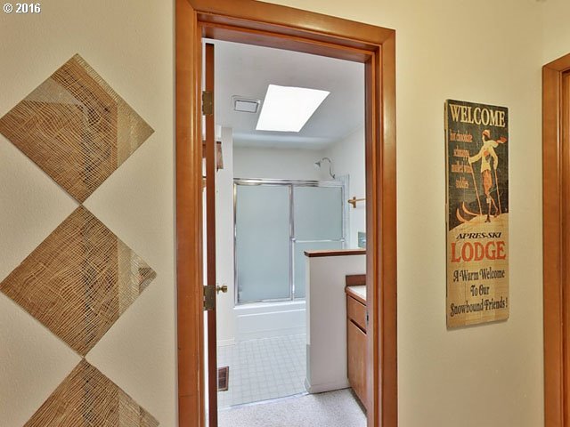 402 Southwest Custer Street Portland, OR 97219 - Photo 13 of 16 Gallery Image 13