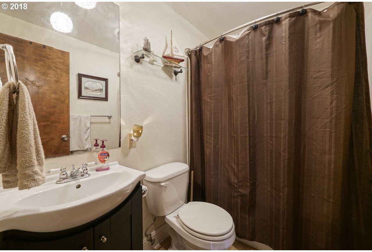 202 Silver Loop Silverton, OR 97381 - Photo 12 of 30 Gallery Image 12
