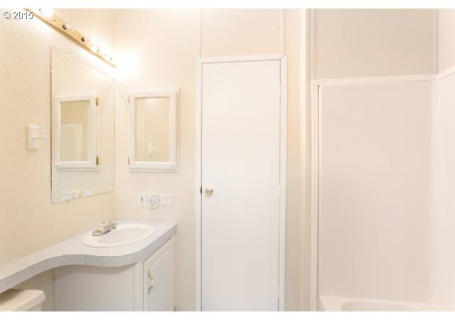 1595 Southeast Maple Loop Gresham, OR 97080 - Photo 11 of 16 Gallery Image 11