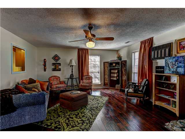 5272 Yellowood Road Memphis, TN 38134 - Photo 13 of 23 Entertainment sized great room that will accommodate any style and sized furnishings!