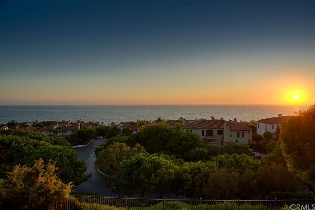 Stunning views of the Pacific Ocean and sunsets await you!