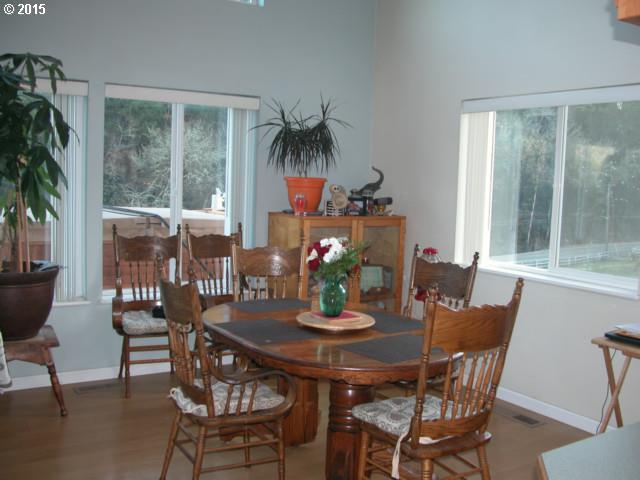 3876 Shoestring Road Riddle, OR 97469 - Photo 5 of 15