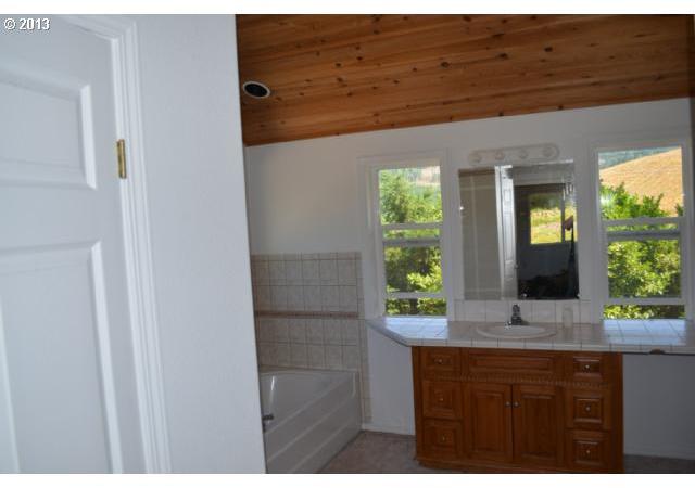2020 Rose Valley Road Kelso, WA 98626 - Photo 8 of 13 Gallery Image 8