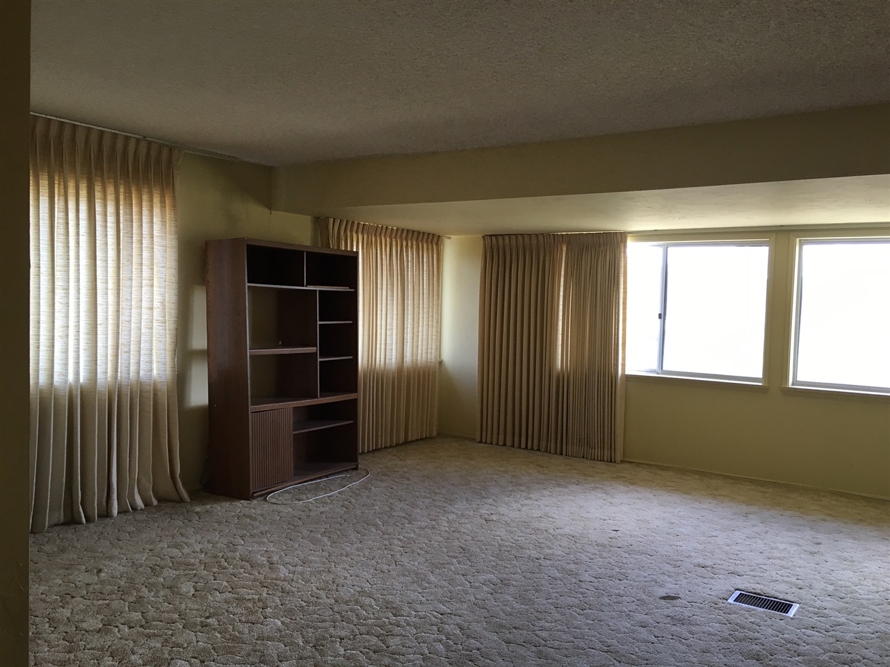 2202 M And R Ranch Road Fallbrook, CA 92028 - Photo 4 of 25 Large Master Bedroom with VIEWS.