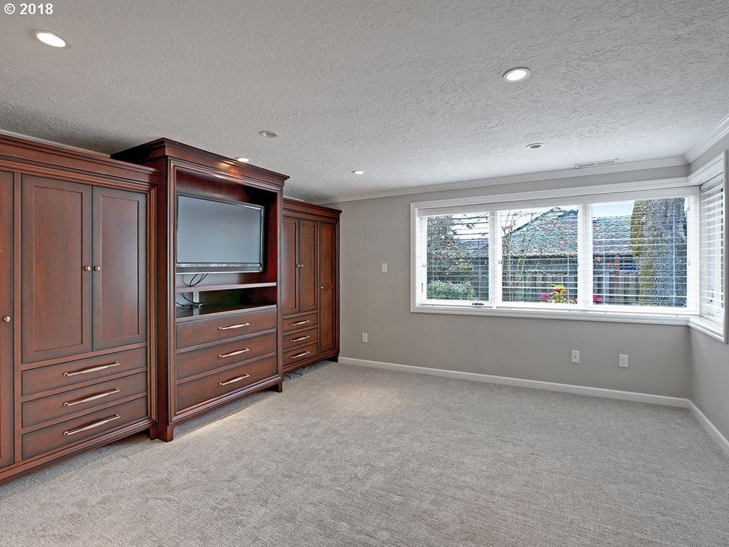 3520 Southwest Ridgewood Avenue Portland, OR 97225 - Photo 11 of 28 Gallery Image 11