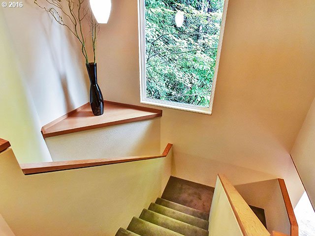 2710 Southwest Rutland Terrace Portland, OR 97205 - Photo 13 of 24 Gallery Image 13