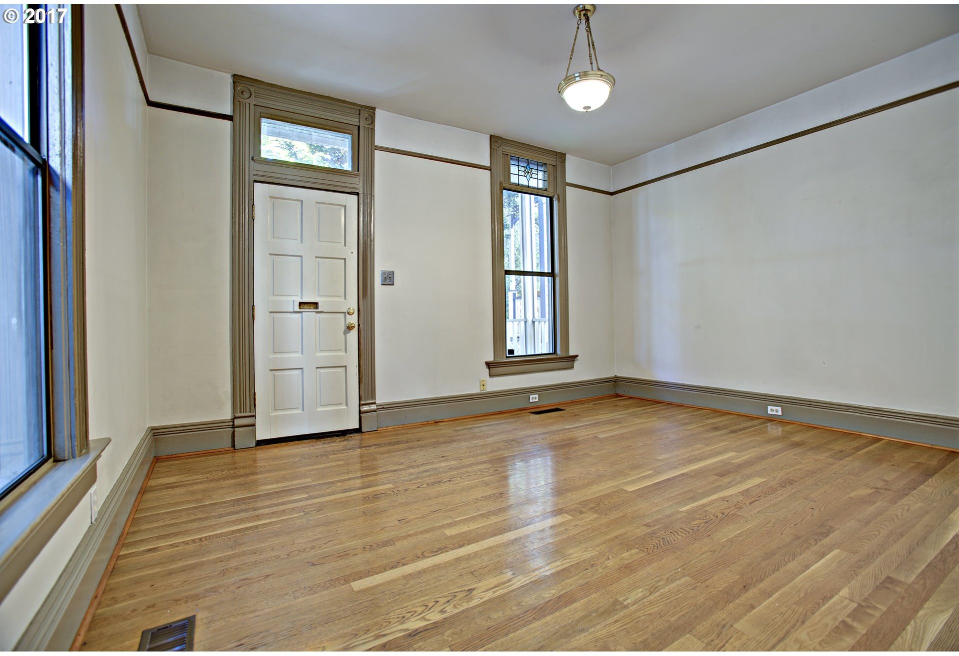 3321 Southwest Kelly Avenue Portland, OR 97239 - Photo 14 of 26 Gallery Image 14