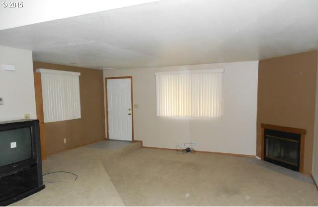 1050 Northeast Butler Market Road Bend, OR 97701 - Photo 4 of 11 Gallery Image 4