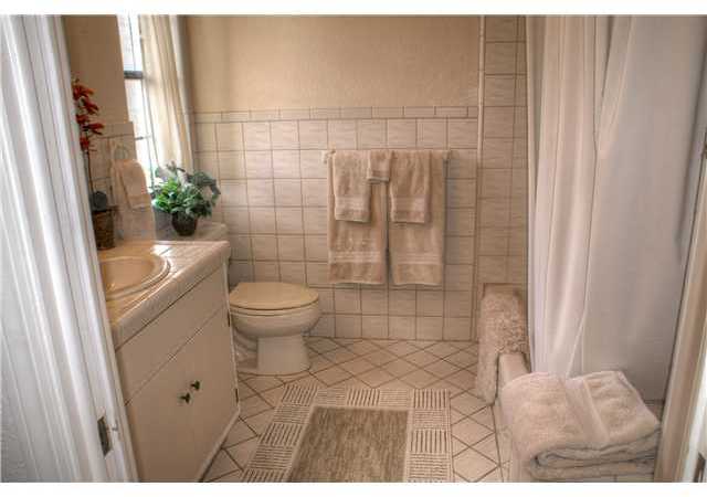 3973 Sleeping Indian Road Fallbrook, CA 92028 - Photo 15 of 25 Second guest bath with soaking tub.