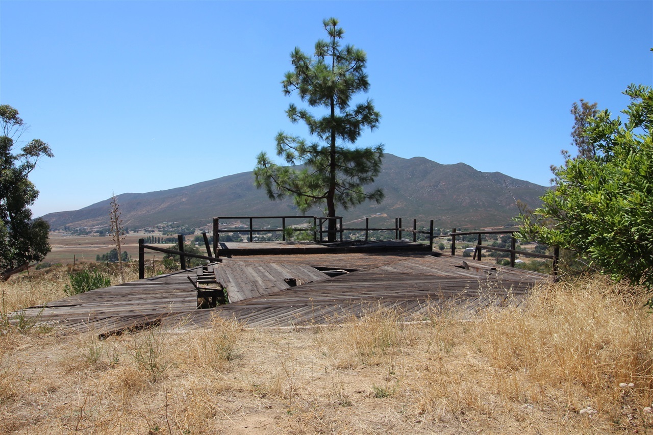 9458 Red Oak Road Alpine, CA 91901 - Photo 14 of 25 The deck is not safe. Please do not walk on it.