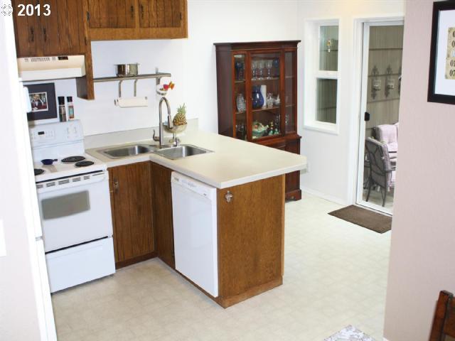 4228 Southeast Rural Street Portland, OR 97206 - Photo 4 of 15 Gallery Image 4