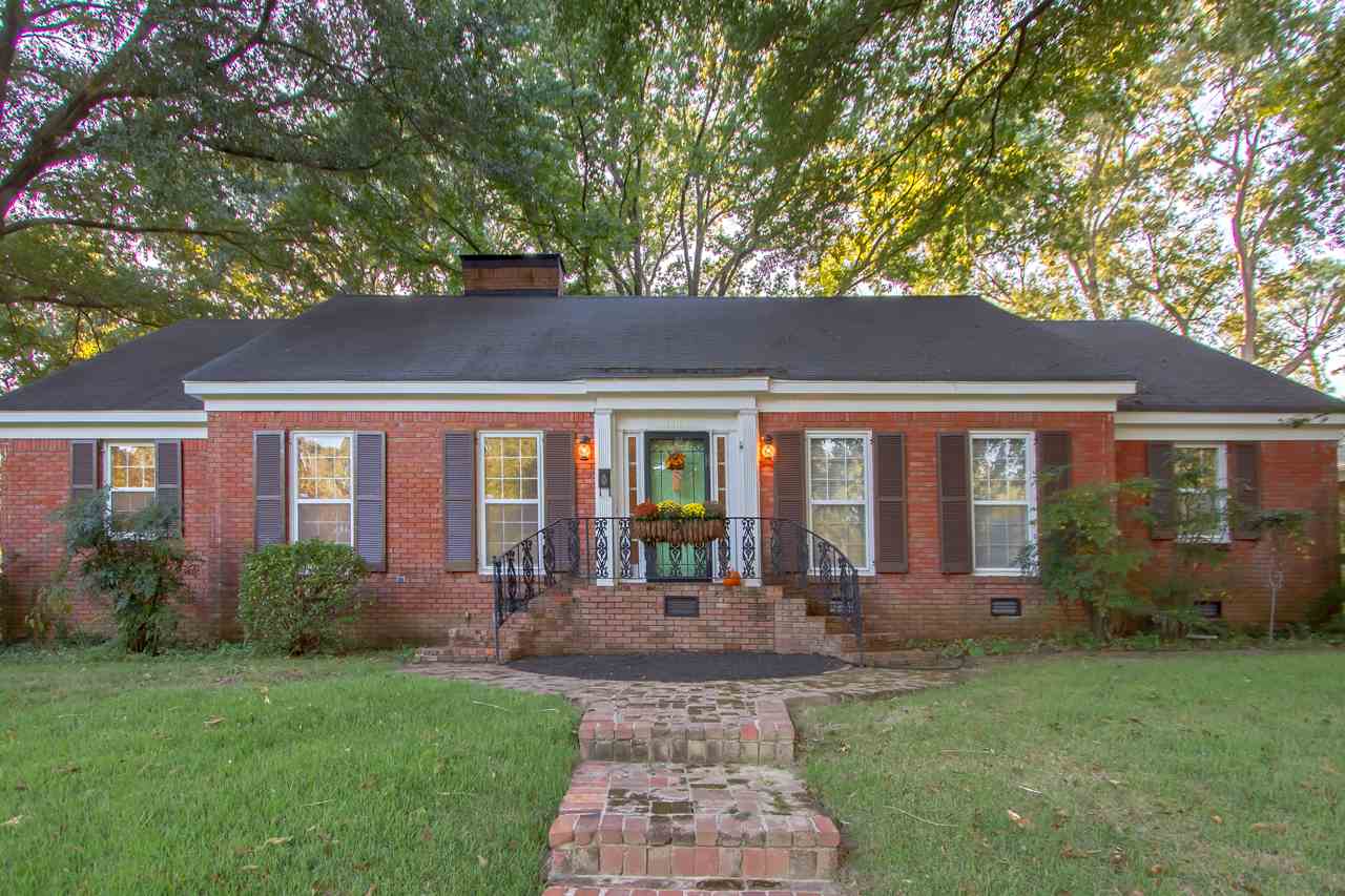 1011 Kings Park Road Memphis, TN 38117 - Photo 1 of 25 You'll love this home's curb appeal and low maintenance brick exterior. Centrally located in the heart of Memphis within walking distance of Dixon Gallery, Memphis Botanic Garden, Harding Academy, restaurants, and shopping.