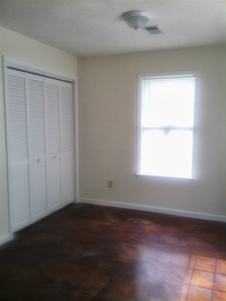 23 West Armstrong Road Memphis, TN 38109 - Photo 7 of 12 Eating Area in Kitchen