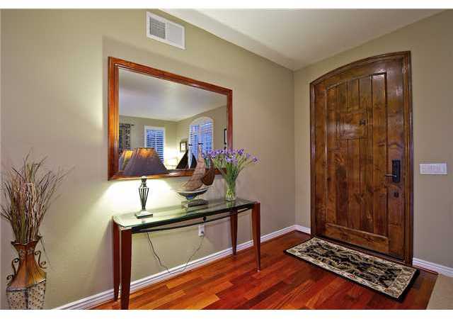 931 Candlelight Place, Unit B La Jolla, CA 92037 - Photo 3 of 25