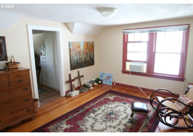 9906 Northeast Campaign Street Portland, OR 97220 - Photo 9 of 16