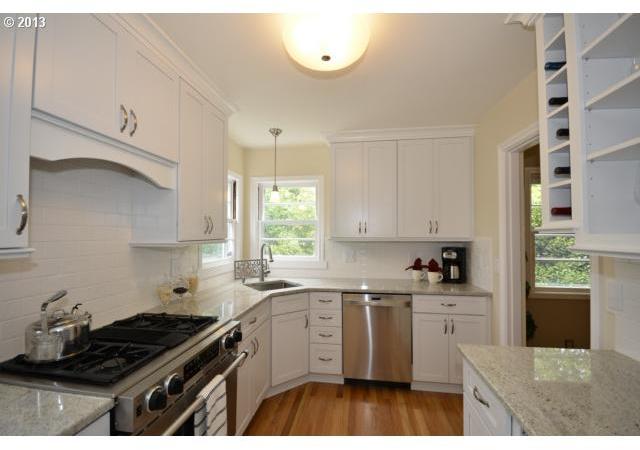 3018 Southwest Flower Terrace Portland, OR 97239 - Photo 12 of 15 Gallery Image 12