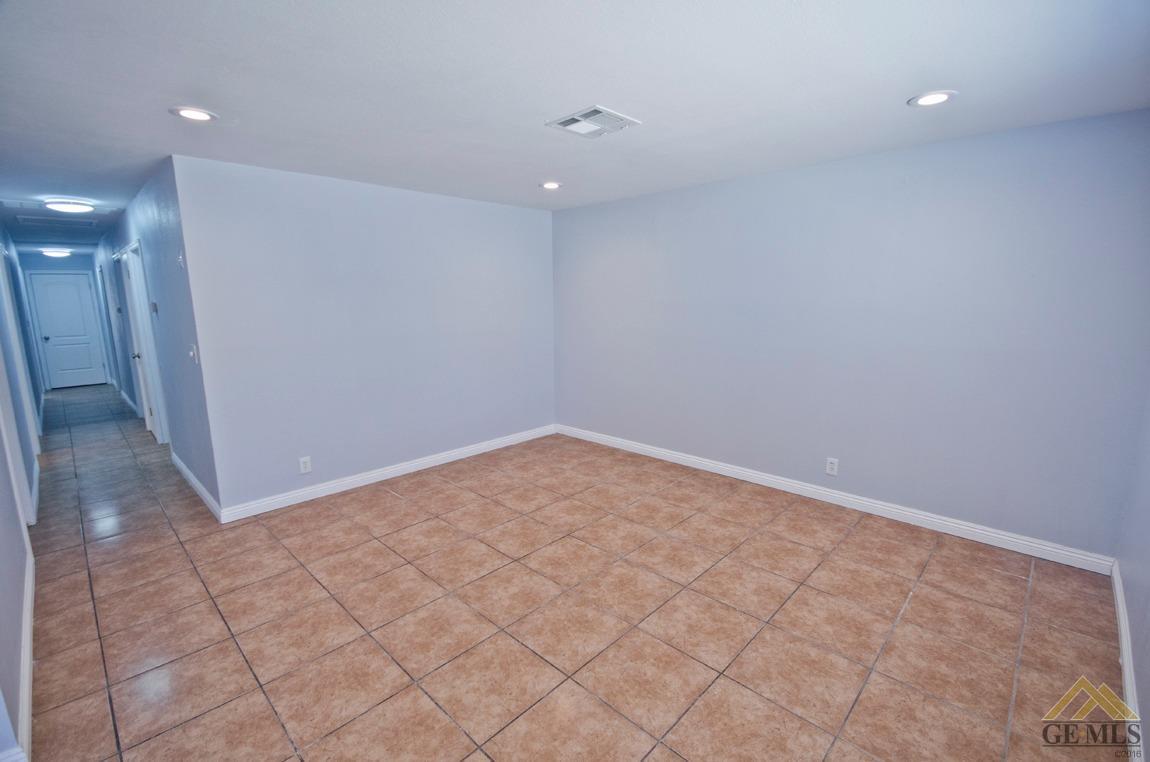 911 Sandra Drive Bakersfield, CA 93304 - Photo 2 of 31