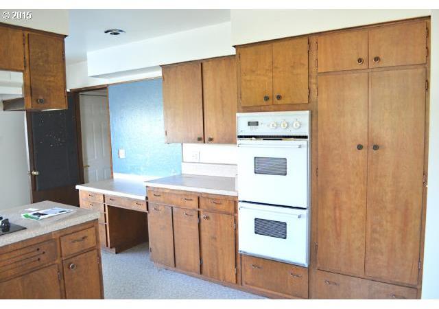 8330 Southwest River Road Hillsboro, OR 97123 - Photo 4 of 16